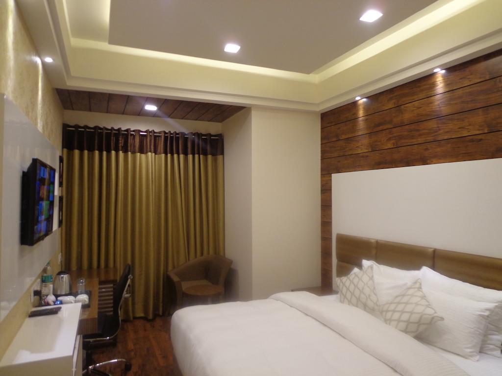 Hotel Taj Princess - Boutique Hotel Дели Экстерьер фото