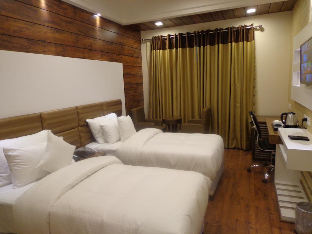 Hotel Taj Princess - Boutique Hotel Дели Экстерьер фото